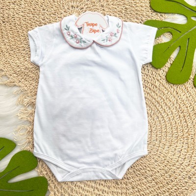 Body Branco com Gola Bordada Flores Rose e Planta Verde - Manga Curta